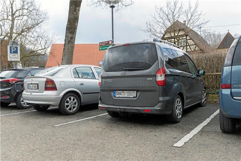 Einige Einzelhändler berichten, dass sie Stammkunden haben, die aus den angrenzenden Gemeinden wie Fichtenberg oder Oberrot kommen, aber schon immer bei ihnen einkaufen. Somit tauchen auch Autokennzeichen aus Schwäbisch Hall in der Stadt, wie hier im Klosterhof, auf. Manche haben die Möglichkeit wohl aber gezielter genutzt, so wie es aussieht eher bei den Händlern in den Murrarkaden. Foto: J. Fiedler
