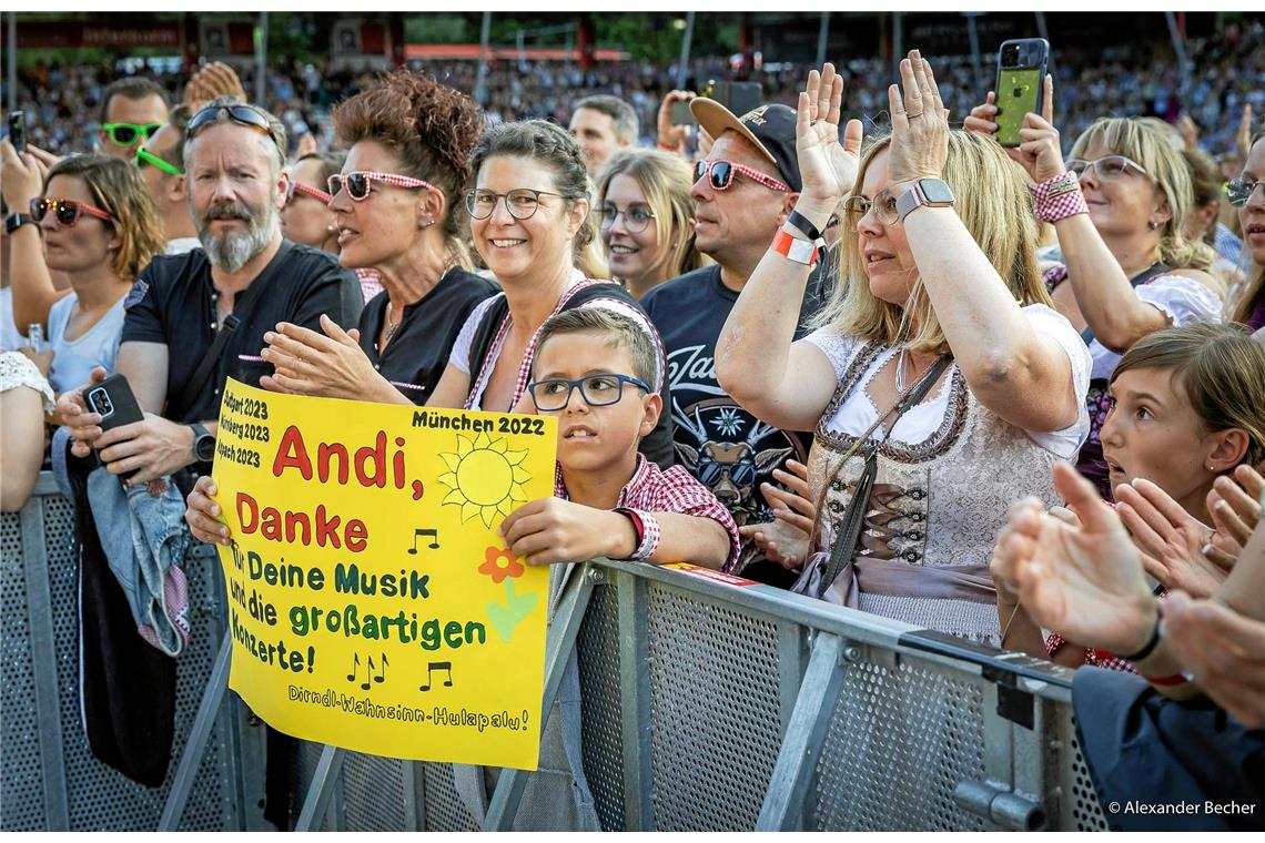 Einige Fans bekunden ihre Liebe zur Musik von Gabalier auf selbstgebastelten Pla...