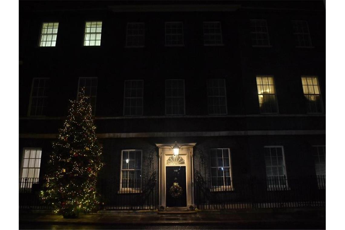 Einige Fenster der 10 Downing Street sind beleuchtet. Foto: Dominic Lipinski/PA Wire/dpa