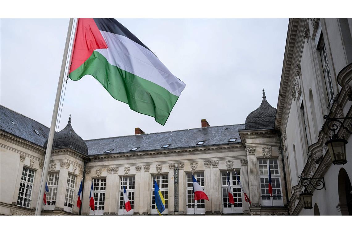 Streit um palästinensische Flaggen an Frankreichs Rathäusern Einige französische Kommunen haben die palästinensische Flagge gehisst.