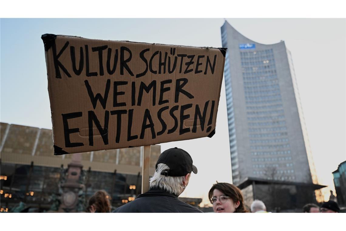 Einige Hundert Menschen gingen diese Woche in Leipzig gegen Wolfram Weimer auf die Straße. (Archivbild)