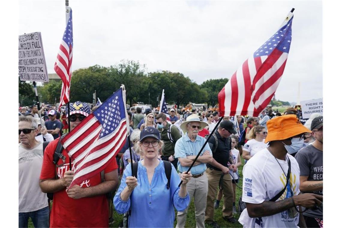 Einige Hundert Trump-Anhänger demonstrieren in Washington. Foto: Gemunu Amarasinghe/AP/dpa