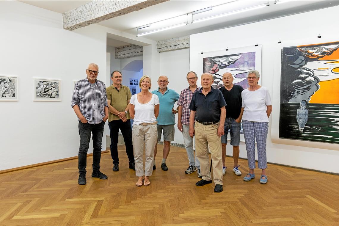 Einige Künstlerinnen und Künstler waren beim Vorabrundgang dabei. Von links nach rechts: Kurt Entenmann, Martin Schick (Leiter der Galerie der Stadt Backnang), Ursula Draxler, Herbert Seybold, Gilbert Peckels, Sieghart Hummel, Ernst Keller und Elke Vetter. Fotos: Alexander Becher