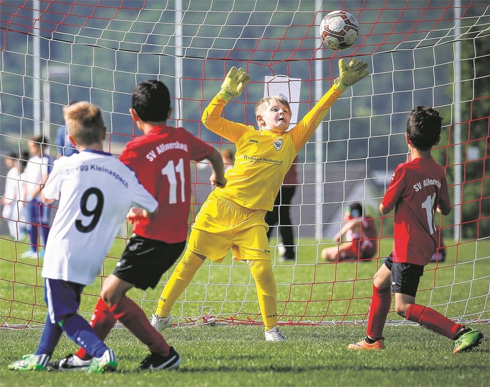 Einige packende Spiele gab es wie hier bei den F-Jugend-Fußballern zwischen dem SV Allmersbach (rote Trikots) und der Spvgg Kleinaspach. Foto: A. Becher