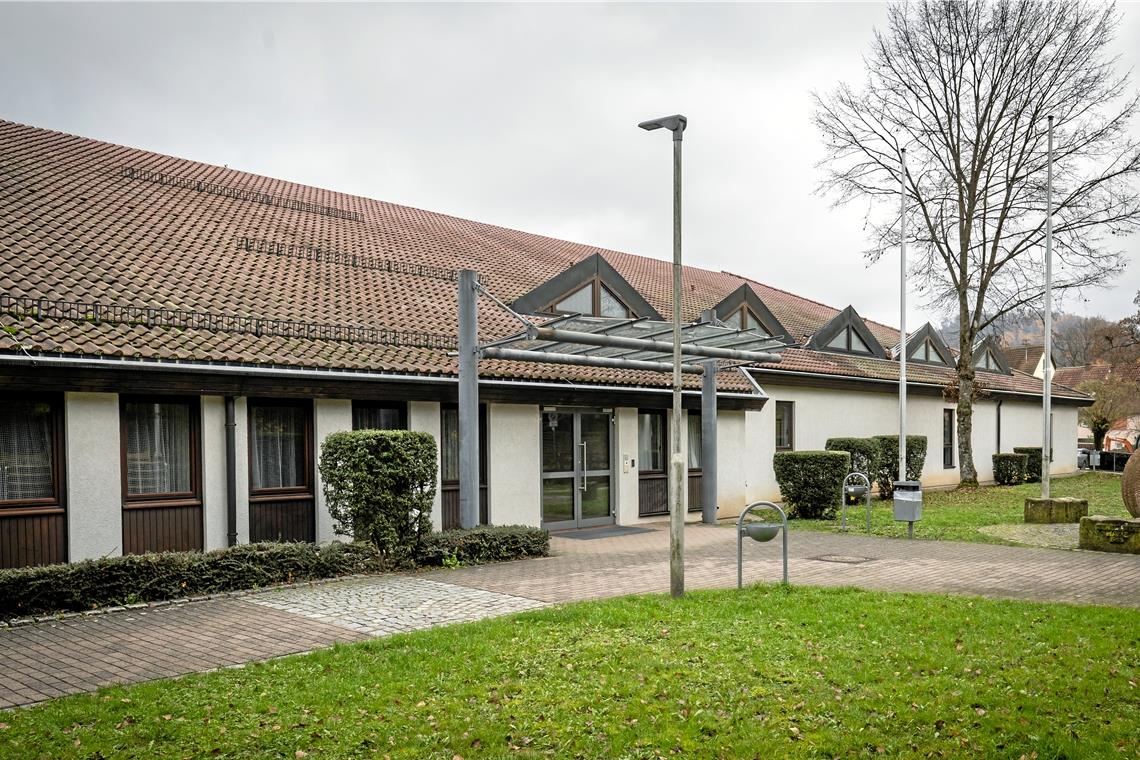 Oppenweiler verschiebt Investitionen ins nächste Jahr Einige Projekte blieben im vergangenen Jahr auf der Strecke, unter anderem die energetische Sanierung der Gemeindehalle. Eines von mehreren gemeindeeigenen Gebäuden, die schon 2022 saniert werden sollten. Nun sind für das Jahr 2023 und 2024 jeweils 100000 Euro für die Modernisierung der Halle geplant. Foto: Alexander Becher