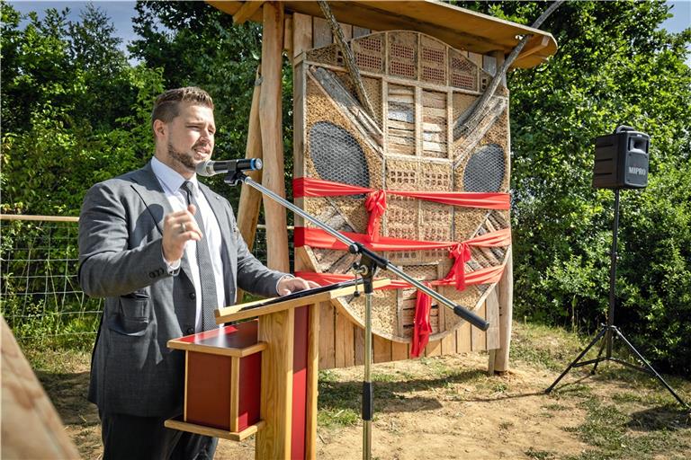 Einige Projekte hat Daniel Bogner in seiner Amtszeit bereits zu einem Abschluss bringen können. Auf dem Foto oben spricht er etwa einige Worte zur Einweihung des 3,5 Kilometer langen Biodiversitätspfads „Schatz der Vielfalt“ in Unterweissach. Archivfoto: Alexander Becher 