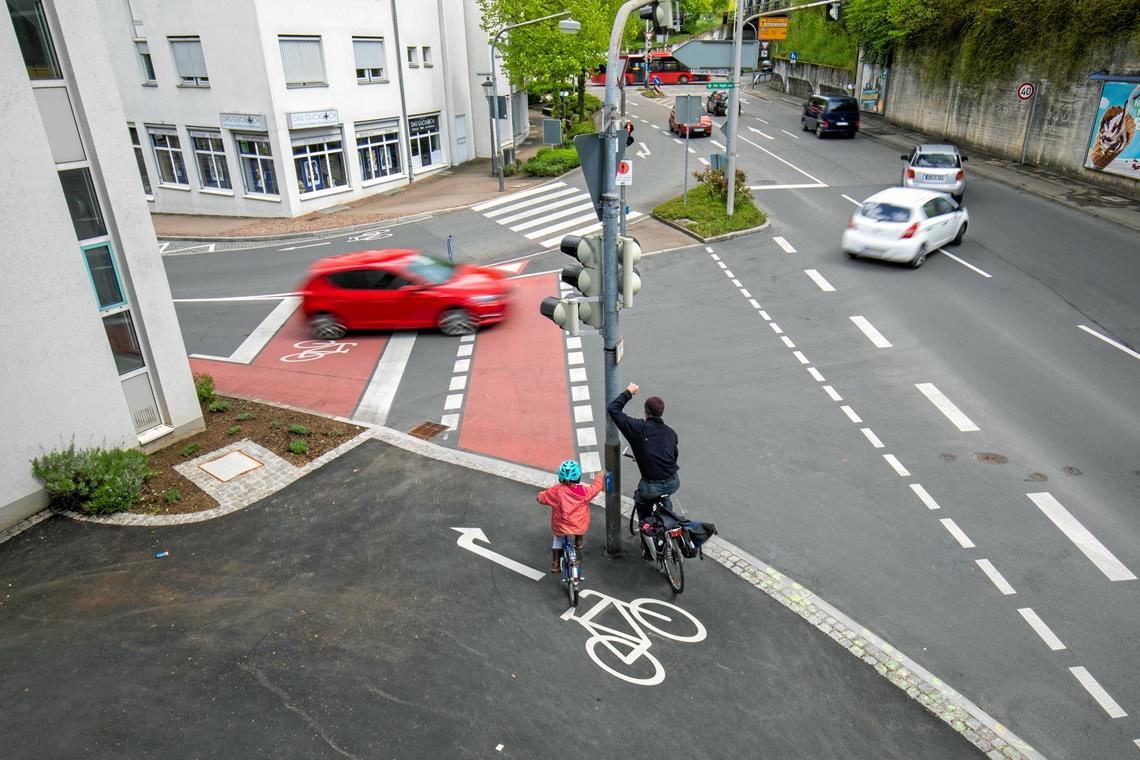 Einige Radstreifen wurden zwar schon markiert, doch wirklich fahrradfreundlich ist die Kreuzung am Adenauerplatz noch nicht. Mit Fördermitteln vom Bund würde die Stadt Backnang den Knotenpunkt gerne umbauen. Foto: A. Becher