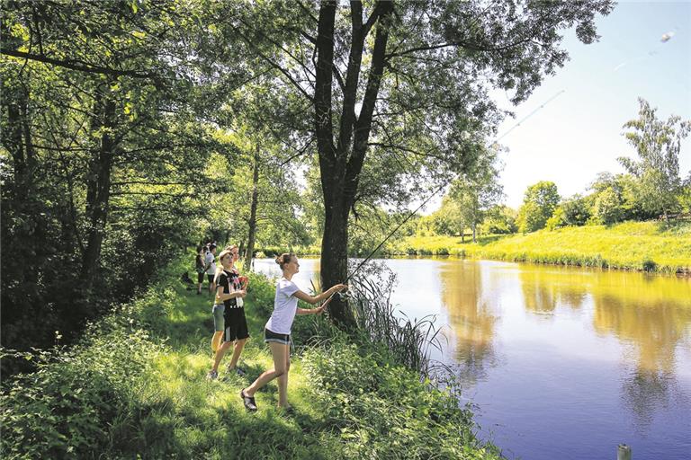 Einige Schüler der Angel-AG der Conrad-Weiser-Schule versuchen ihr Glück, einen Fisch an den Haken zu bekommen. Foto: A. Becher