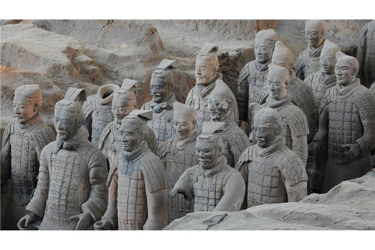 Einige Soldatenfiguren der sogenannten Terrakotta-Armee im Mausoleum Qin Shihuangdis.