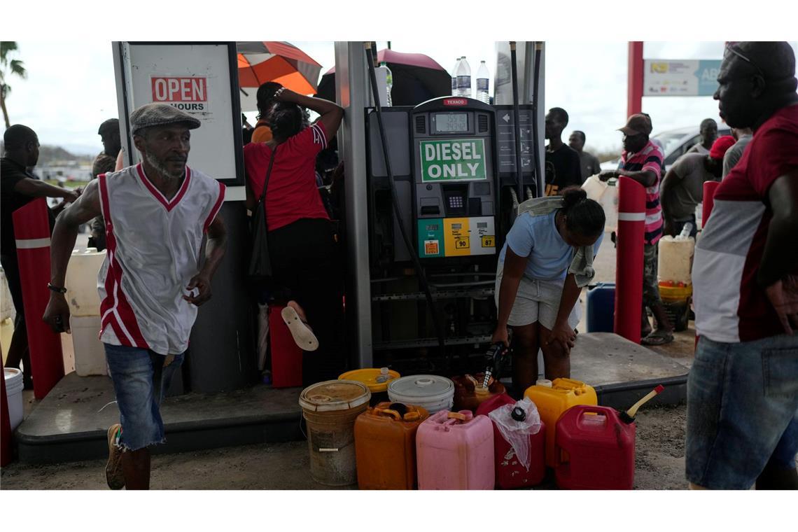 Nach Hurrikan "Melissa": Ärzte in Jamaika am Limit Einige Tankstellen auf Jamaika haben nur noch wenig Kraftstoff.