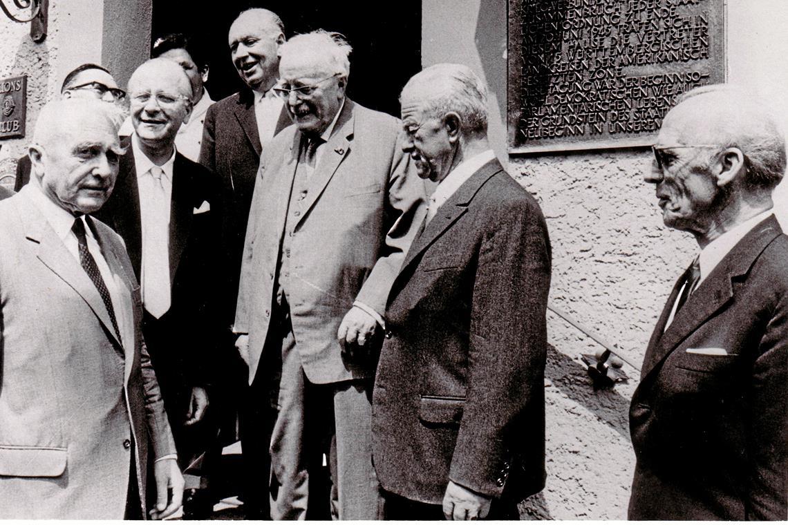 Der Beginn des demokratischen Wiederaufbaus Einige Teilnehmer der Konferenz vom 20. Juni 1945 trafen sich 1970 erneut in der Sonne-Post in Murrhardt. Fotos: Archiv Carl-Schweizer-Museum