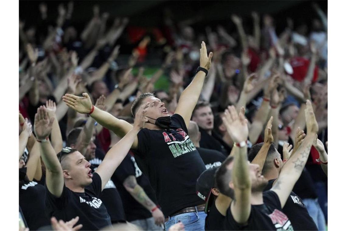 Einige ungarische Fans geben bei der EM kein gutes Bild ab. Foto: Matthias Schrader/Pool AP/dpa