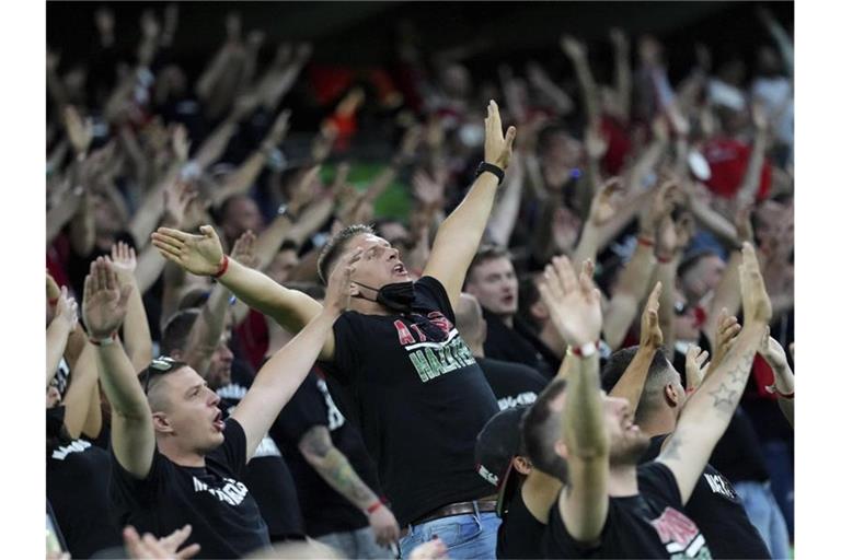 Einige ungarische Fans geben bei der EM kein gutes Bild ab. Foto: Matthias Schrader/Pool AP/dpa