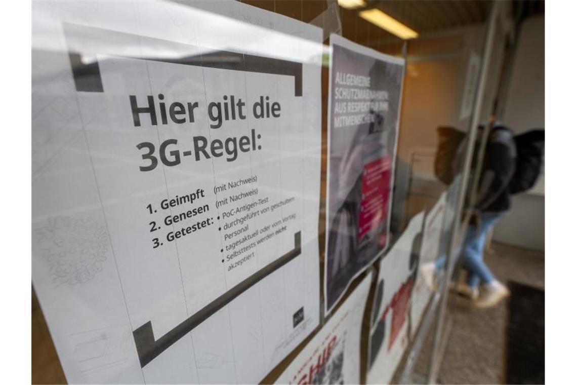 Unternehmen wollen 3G-Regeln für Büro und Produktion Einige Unternehmen fordern eine gesetzliche 3G-Regel für Büros und Produktionshallen. Foto: Sebastian Gollnow/dpa