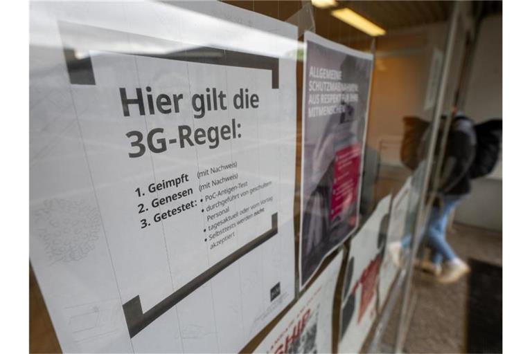 Einige Unternehmen fordern eine gesetzliche 3G-Regel für Büros und Produktionshallen. Foto: Sebastian Gollnow/dpa