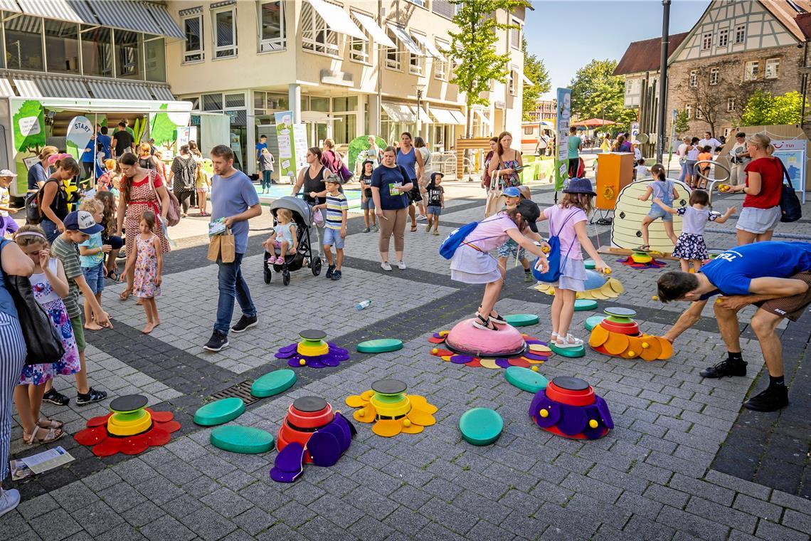 Backnanger Kinderfest: Die Innenstadt wird zum Spielplatz Einiges an Gleichgewicht verlangt eine Station der Kinderturnwelt von der TSG Backnang 1846 ab. Fotos: Alexander Becher