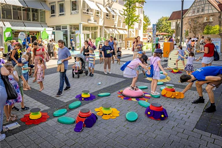 Einiges an Gleichgewicht verlangt eine Station der Kinderturnwelt von der TSG Backnang 1846 ab. Fotos: Alexander Becher