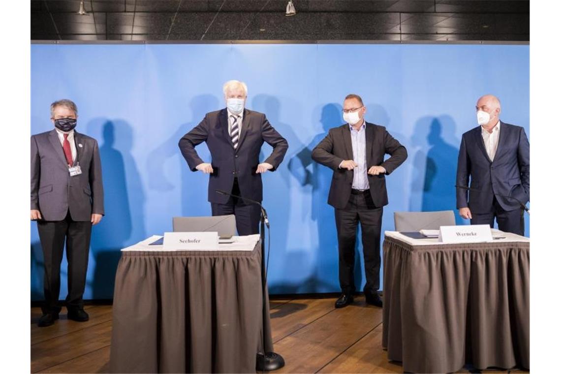 Einigung in Potsdam: Ulrich Mädge (v.l.), OB der Stadt Lüneburg und Präsident der Vereinigung der kommunalen Arbeitgeberverbände, Bundesinnenminister Horst Seehofer, Verdi-Chef Frank Werneke und der dbb-Bundesvorsitzende Ulrich Silberbach. Foto: Christoph Soeder/dpa