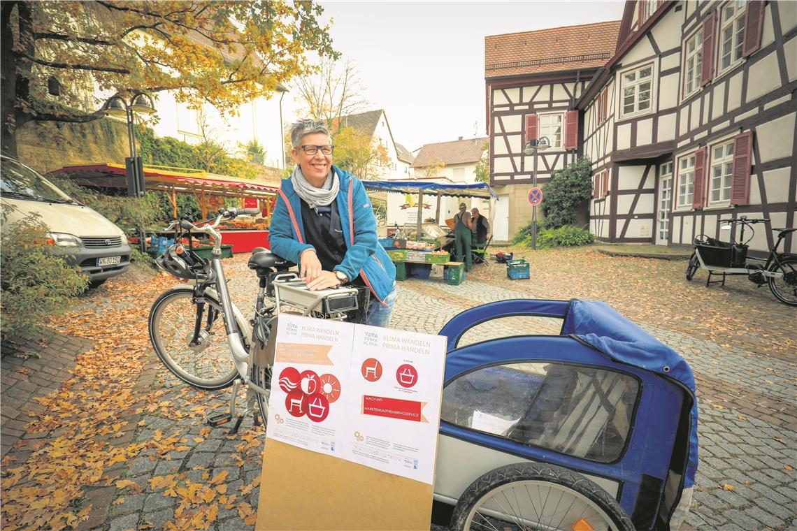 Einkäufe vom Wochenmarkt Unterweissach mit dem Lastenfahrrad nach Hause bringen – das geht künftig. Silke Müller-Zimmermann vom Verein Klimaschutz konkret will das Angebot bekannter machen. Fotos: A. Becher