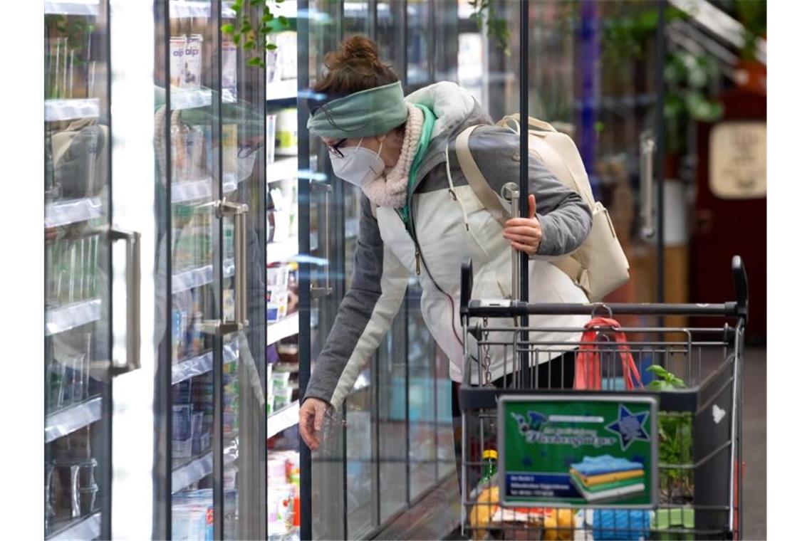 Haushalte unterschiedlich stark von Inflation betroffen Einkaufen im Supermarkt: Haushalte in Deutschland sind je nach Einkommen und Anzahl der Haushaltsmitglieder unterschiedlich stark von den aktuellen Preissteigerungen betroffen. Foto: Sven Hoppe/dpa