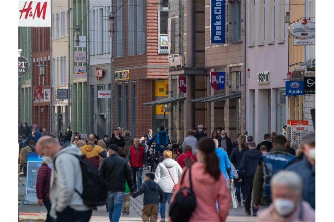 Einkaufsstraße in Stralsund. Der Umsatz im Einzelhandel ist im April deutlich zurückgegangen. Foto: Stefan Sauer/dpa
