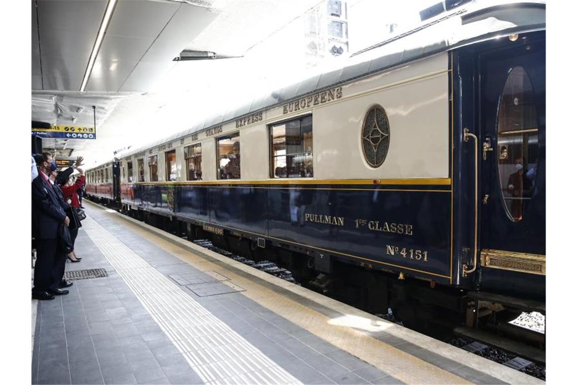 Ein Luxuszug "La Dolce Vita" steht am Bahnhof Roma Ostiense. Die Bahn in Italien plant neue Luxuszüge, die Touristen ab 2023 in edlen Waggons bei mehrtägigen Reisen durch das Land gondeln sollen. Foto: Cecilia Fabiano/LaPresse via ZUMA Press/dpa