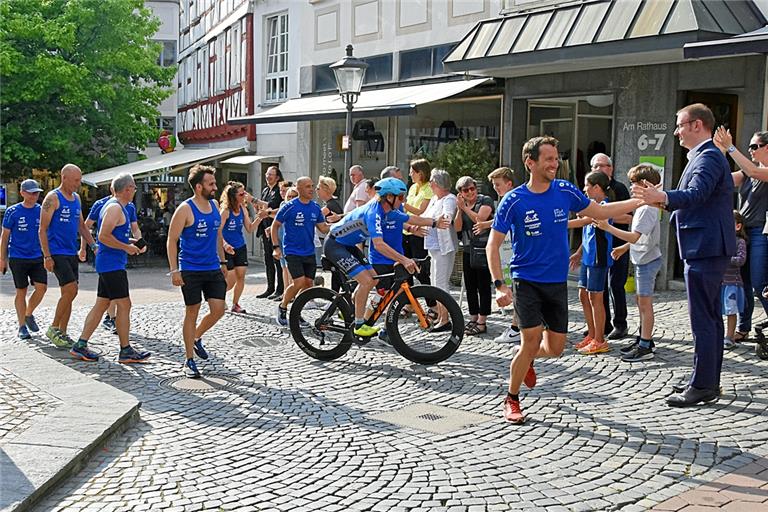 Einmal abklatschen mit Oberbürgermeister Maximilian Friedrich (rechts), einigen Mitgliedern des Vereins Freunde der Städtepartnerschaft Backnang-Annonay sowie rund 40 weiteren Zuschauern. Mit großem Beifall wurde das TCB-Team um Christopher Hettich (vorne) und Dorit Hertmann (Mitte) nach seiner Rückkehr auf dem Marktplatz begrüßt. Foto: Tobias Sellmaier