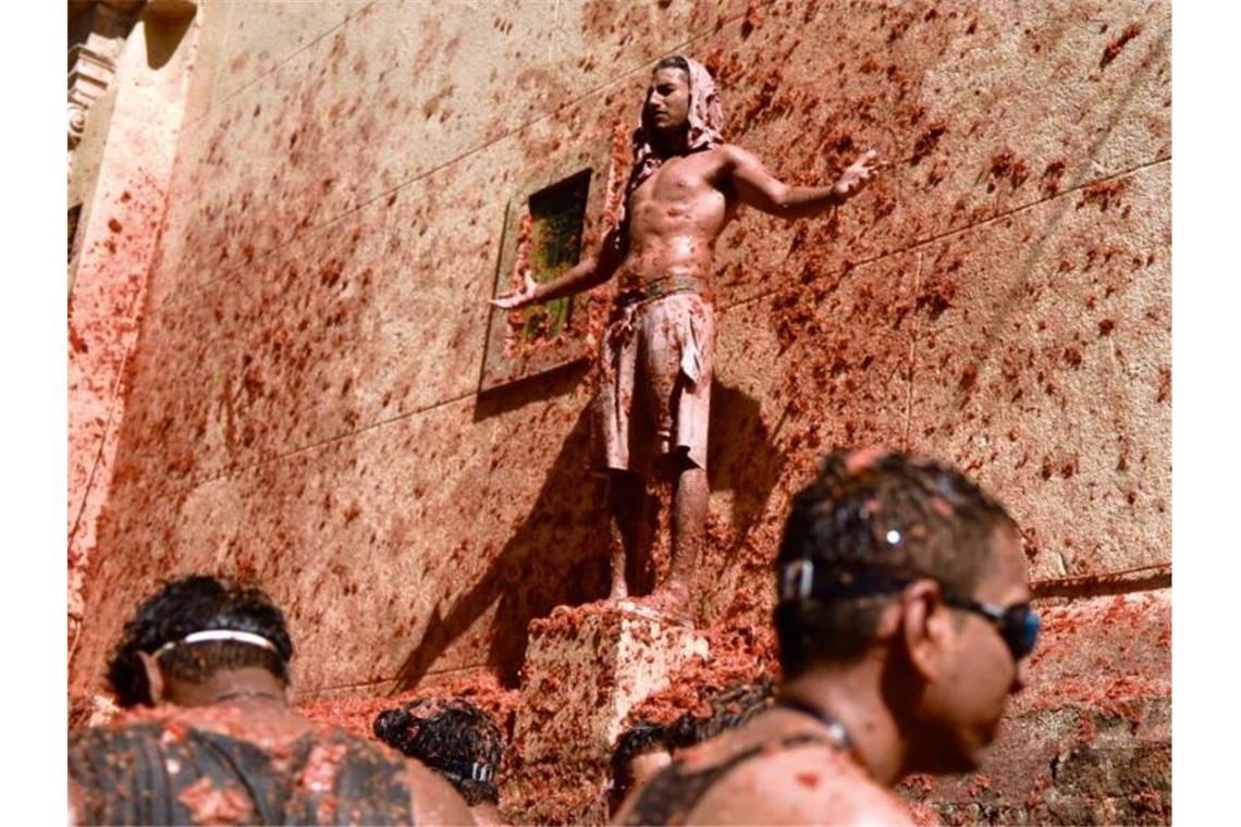 Tomatenkrieg in Spanien: 22.000 Menschen bei „La Tomatina“ Einmal im Jahr darf man in der kleinen spanischen Stadt Buñol während der traditionsreichen Tomatenschlacht „La Tomatina“ komplett durchdrehen. Foto: Jorge Gil/Europa Press