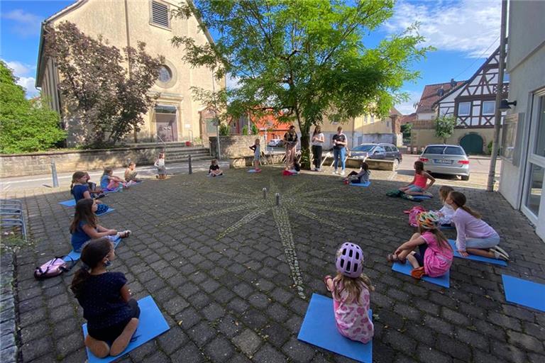 Einmal in der Woche treffen sich die Kinder zur Jungschar, hier vor der evangelischen Kirche in Kleinaspach. Fotos: CVJM Aspach/Allmersbach