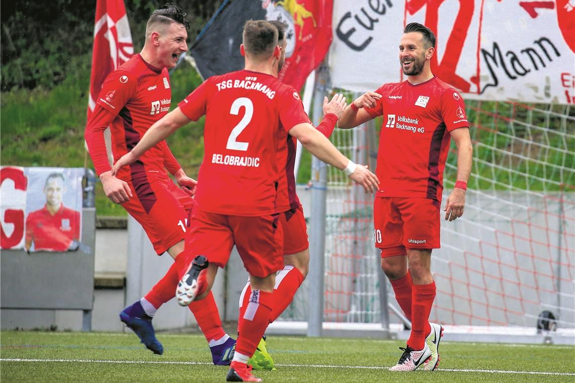 Etzwiesen-Elf nährt die Hoffnungen Einmal mehr entscheidender Spieler für die TSG: Der zweifache Torschütze Mario Marinic. Nach dem 1:0-Führungstreffer nimmt der Routinier strahlend und stolz die Glückwünsche von Vorbereiter David Kienast (verdeckt), Matej Maglica (links) sowie Antonio Belobrajdic entgegen. Foto: A. Becher