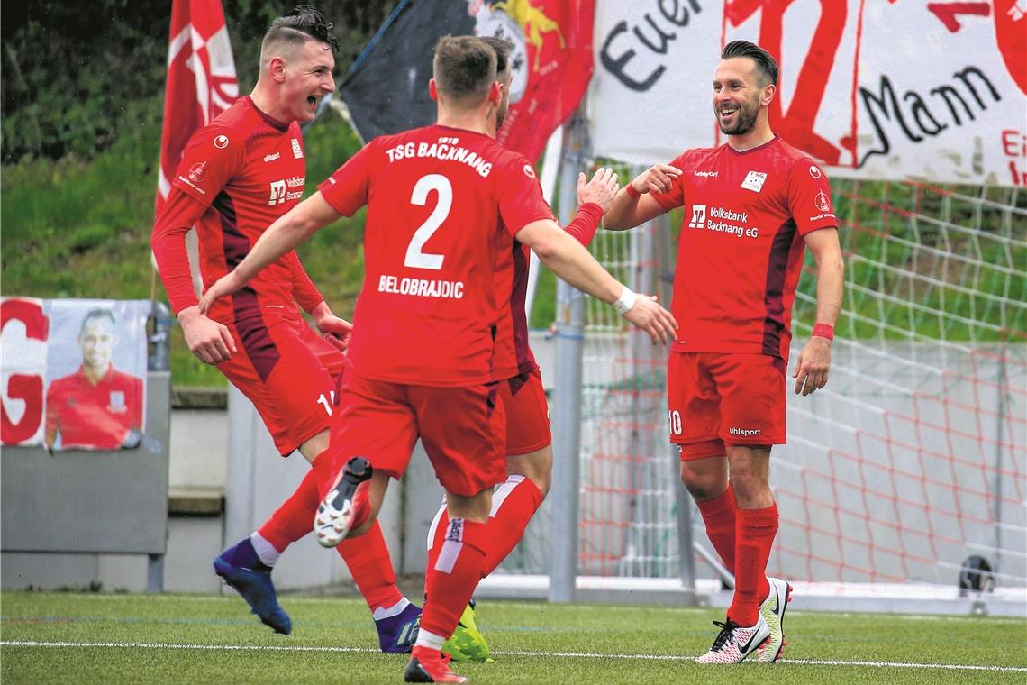 Einmal mehr entscheidender Spieler für die TSG: Der zweifache Torschütze Mario Marinic. Nach dem 1:0-Führungstreffer nimmt der Routinier strahlend und stolz die Glückwünsche von Vorbereiter David Kienast (verdeckt), Matej Maglica (links) sowie Antonio Belobrajdic entgegen. Foto: A. Becher