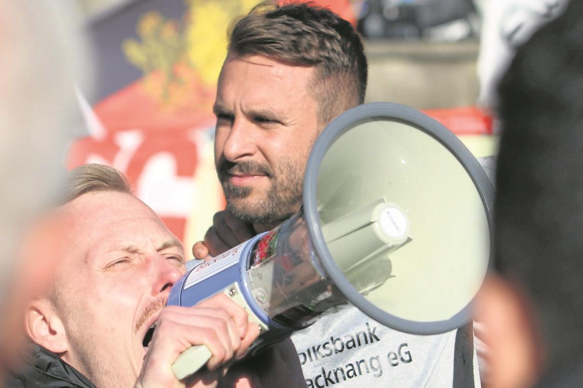Backnanger Beharrlichkeit wird belohnt Einmal mehr im Blickpunkt: TSG-Torjäger Mario Marinic. Kurz vor Schluss brach der Routinier den Bann und wurde danach von Mitspielern sowie Fans kräftig gefeiert. Foto: A. Hornauer