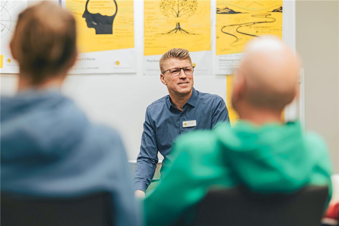 „Männer sprechen anders über Probleme“ Einmal wöchentlich trifft sich die männliche Gesprächsgruppe mit Daniel Barschtipan zum „Men’s Talk“. Foto: Simon Hofmann