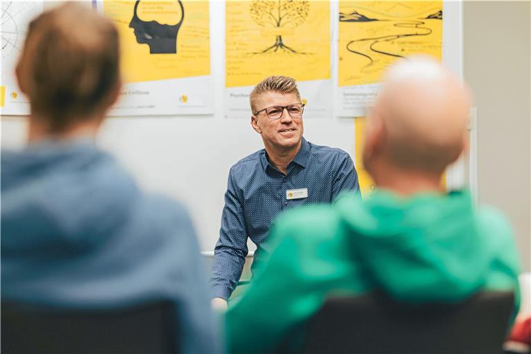 Einmal wöchentlich trifft sich die männliche Gesprächsgruppe mit Daniel Barschtipan zum „Men’s Talk“. Foto: Simon Hofmann