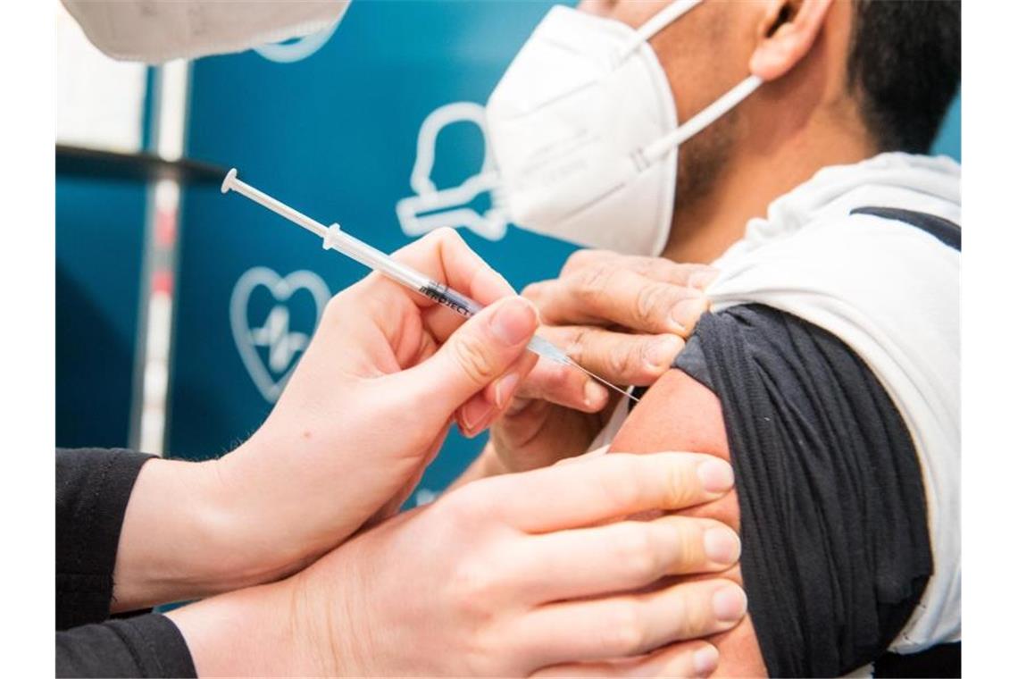 Ein Mann wird bei einer Impfaktion gegen Corona geimpft. Foto: Daniel Bockwoldt/dpa/Symbolbild