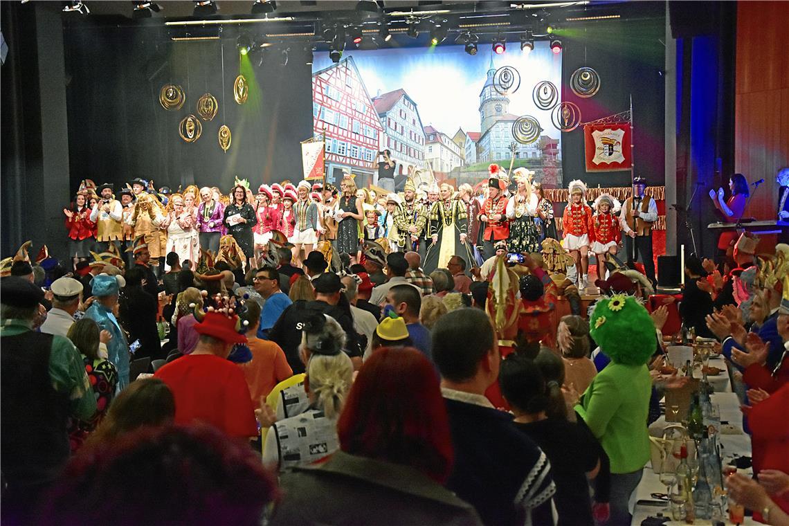 Einmarsch. Alle Beteiligten auf der Bühne. Prunksitzung des Backnanger Karnevals...