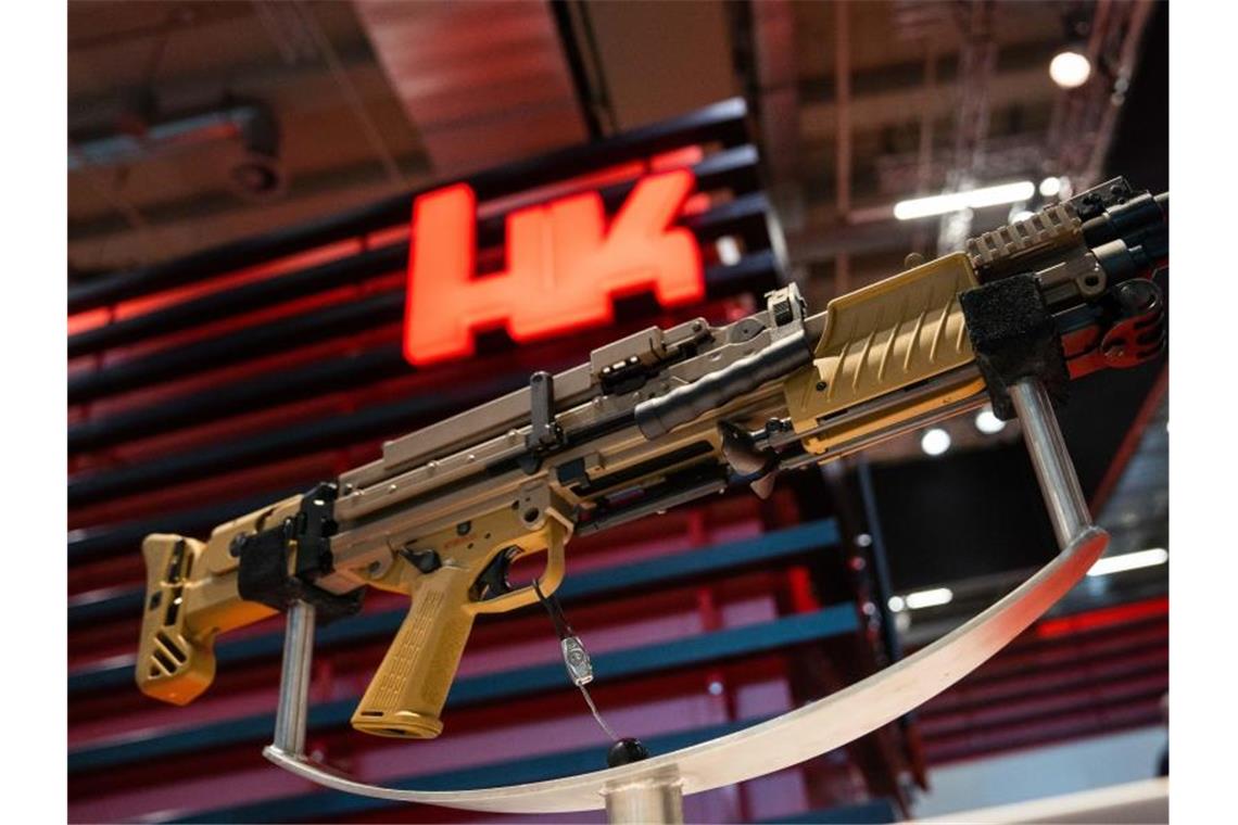 Heckler & Koch versetzt Mitarbeiter mit russischen Wurzeln Ein Maschinengewehr von Heckler & Koch wird auf einer Waffenmesse ausgestellt. Foto: Nicolas Armer/dpa