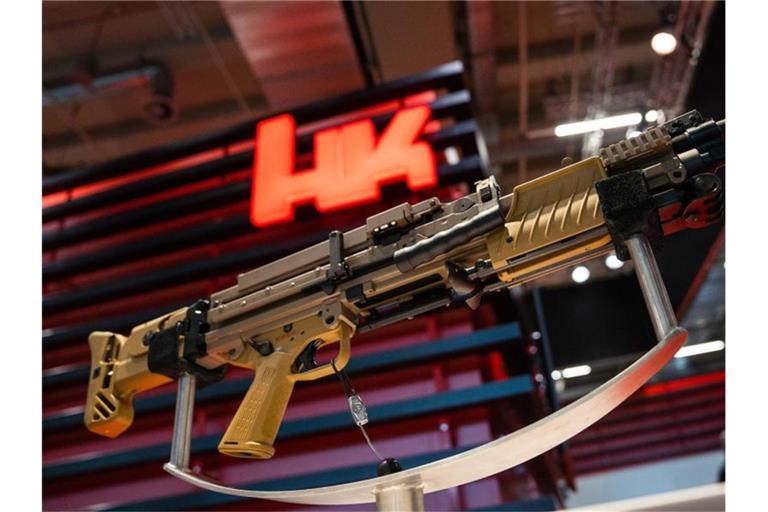 Ein Maschinengewehr von Heckler & Koch wird auf einer Waffenmesse ausgestellt. Foto: Nicolas Armer/dpa