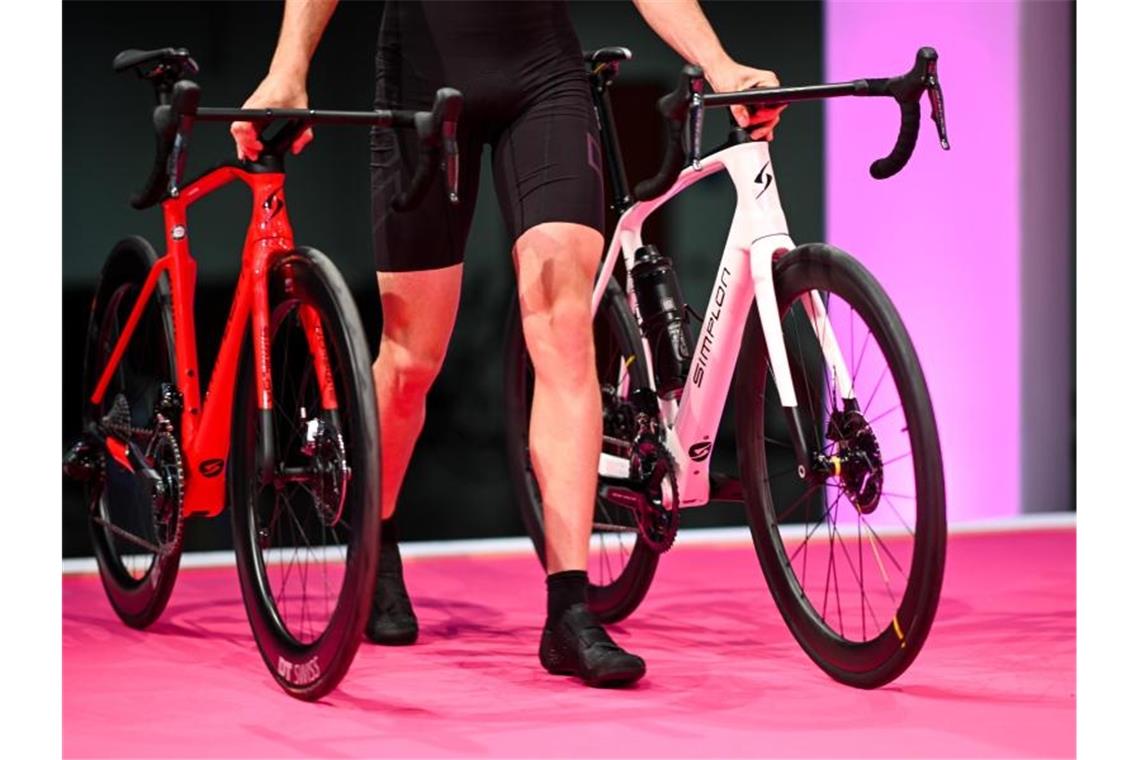 Mehr Wachstumschancen: Eurobike zieht nach Frankfurt Ein Model schiebt zwei Rennräder auf die Bühne. Foto: Felix Kästle/dpa/Symbolbild