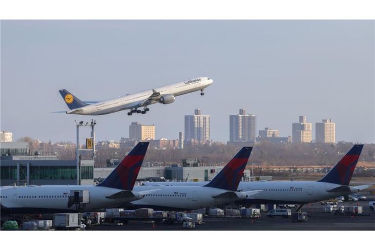Ein&nbsp; Airbus A340-600 der Lufthansa startet vom John F. Kennedy Flughafen in New York.