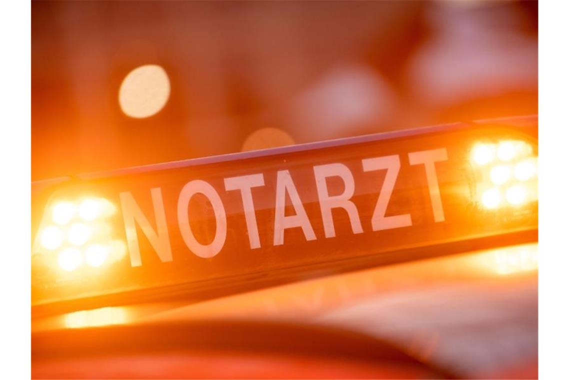 Zwei Motorradfahrer bei Abbiegeunfall schwer verletzt Ein Notarztwagen steht an einem Unfallort. Foto: Lino Mirgeler/dpa/Symbolbild
