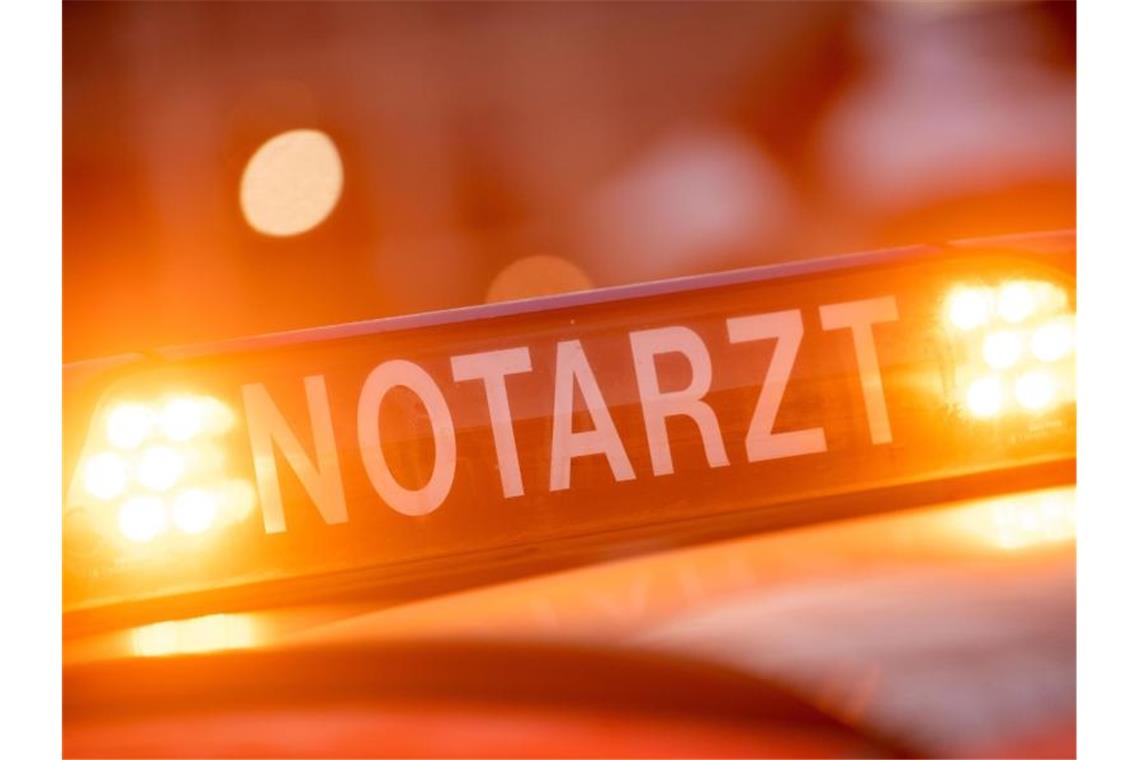 Transporter stößt mit Auto zusammen: Fünf Menschen verletzt Ein Notarztwagen steht an einem Unfallort. Foto: Lino Mirgeler/dpa/Symbolbild