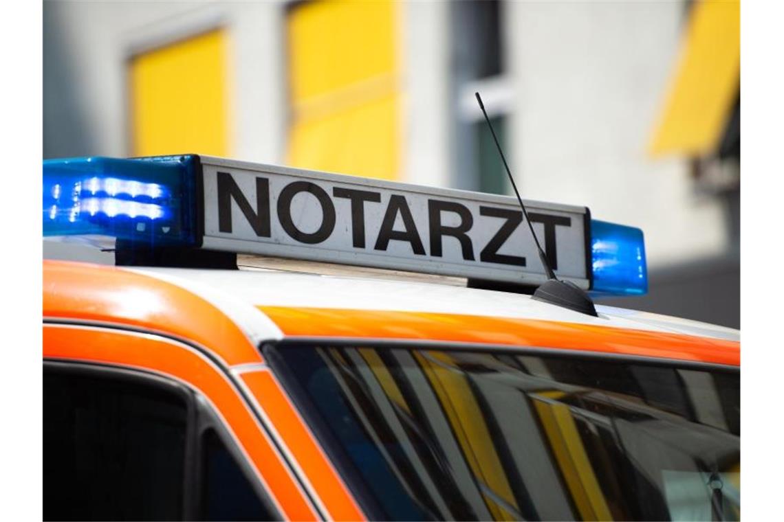 Ein Notarztwagen steht mit Blaulicht an einem Unfallort. Foto: Lisa Ducret/dpa/Symbolbild