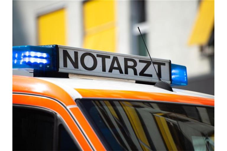 Ein Notarztwagen steht mit Blaulicht an einem Unfallort. Foto: Lisa Ducret/dpa/Symbolbild