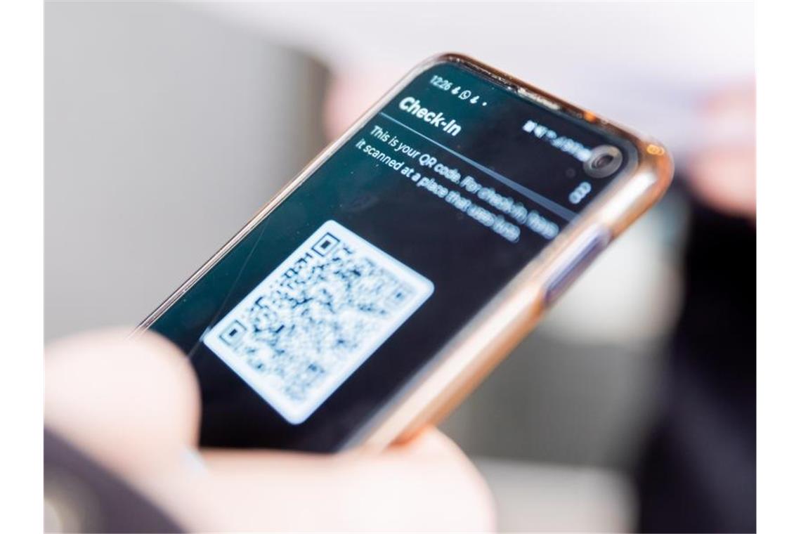 Nach Luca-App-Zwischenfall: Software scharf kritisiert Ein Nutzer hat die Luca-App auf seinem Smartphone geöffnet. Foto: Christoph Soeder/dpa/Symbolbild