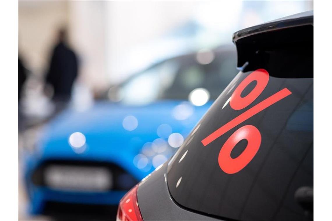 Ein Prozentzeichen klebt auf der Scheibe eines Autos in einem Autohaus in Stuttgart (Archiv). Foto: Sebastian Gollnow/dpa