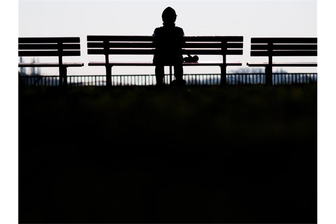 Jeder zehnte Deutsche ist einsam Einsamkeit ist ein großes gesellschaftliches Problem. Foto: Julian Stratenschulte/dpa