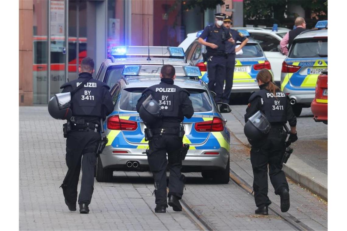 Tote und Verletzte bei Messerattacke in Würzburg Einsatz am Tatort: Die Polizei war nach eigenen Angaben gegen 17.00 Uhr alarmiert worden. Foto: Karl-Josef Hildenbrand/dpa