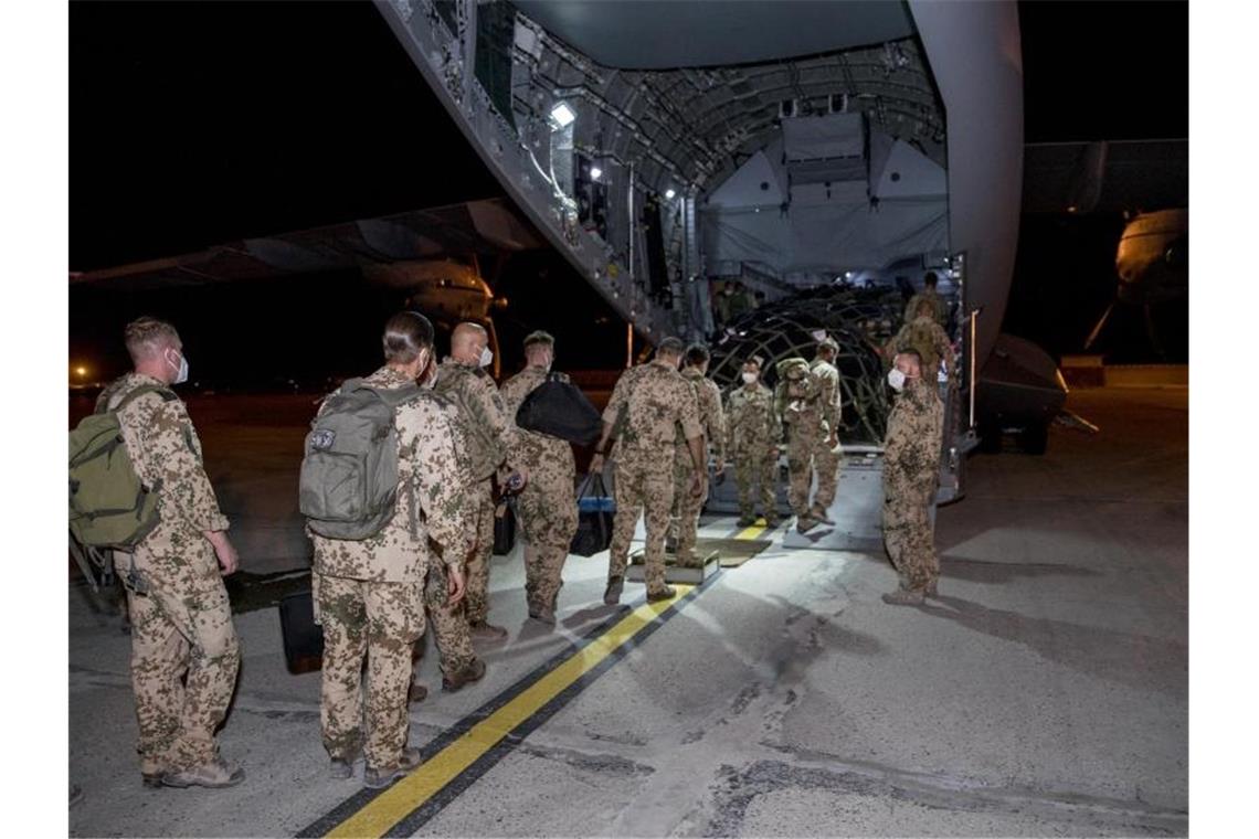 Einsatz beendet: Bundeswehrsoldaten steigen im Feldlager in Masar-i-Scharif in ein Transportflugzeug A400M der Luftwaffe. Foto: Torsten Kraatz/Bundeswehr/dpa