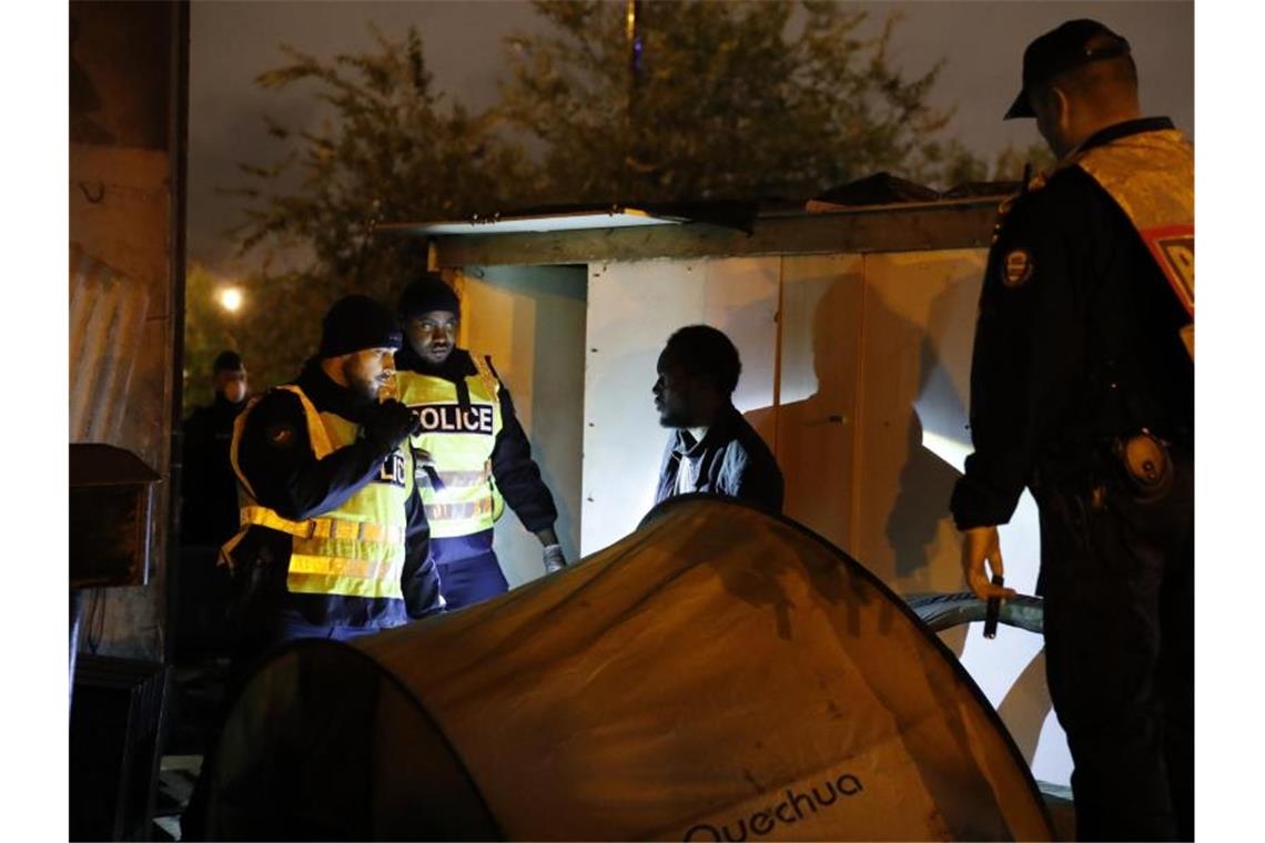 Einsatz im Flüchtlingscamp: Momentaufnahme aus dem Pariser Vorort Saint-Denis. Foto: Francois Mori/AP/dpa